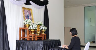 ธ สถิตในดวงใจตราบนิจนิรันดร์ น้อมศิรกราน กราบแทบพระยุคลบาท สมเด็จพระนางเจ้าสิริกิติ์ พระบรมราชินีนาถ พระบรมราชชนนีพันปีหลวง￼